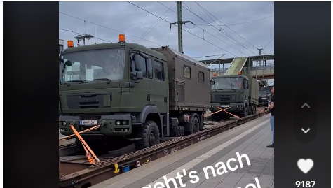 Fahrzeuge des österreichischen Bundesheeres, unterwegs zu einer Übung in Hessen.