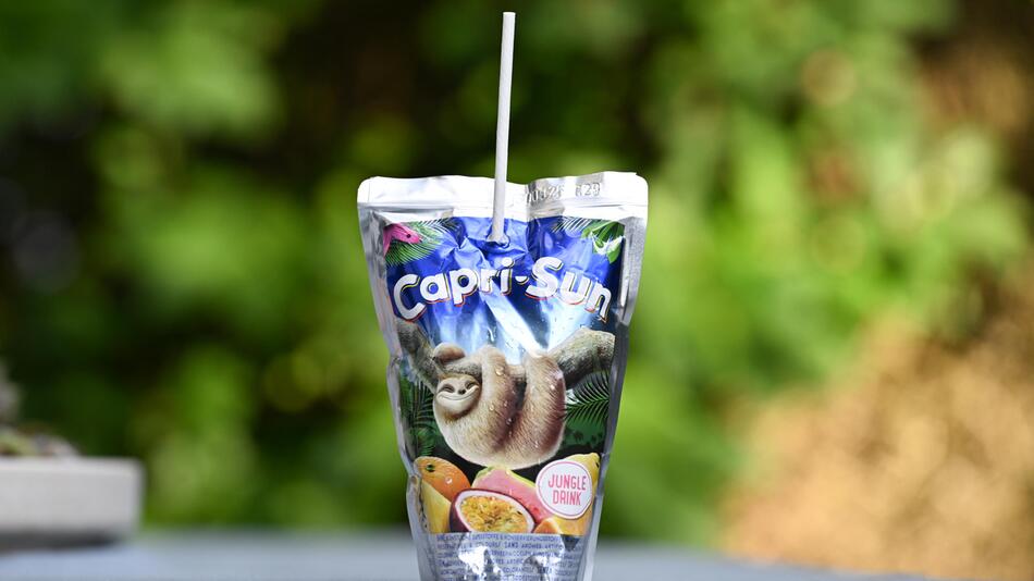 Trinkpäckchen von Capri Sun mit einem Papierstrohhalm