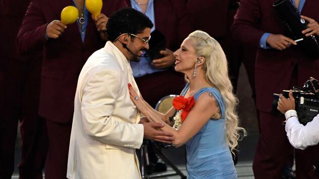 Neben Bad Bunny erschien plötzlich Lady Gaga auf der Bühne.
