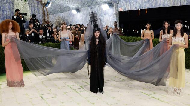 Großer Auftritt: Madonna in ihrem düsteren Look mit Geisterschiff-Hut, langen Schals und ...