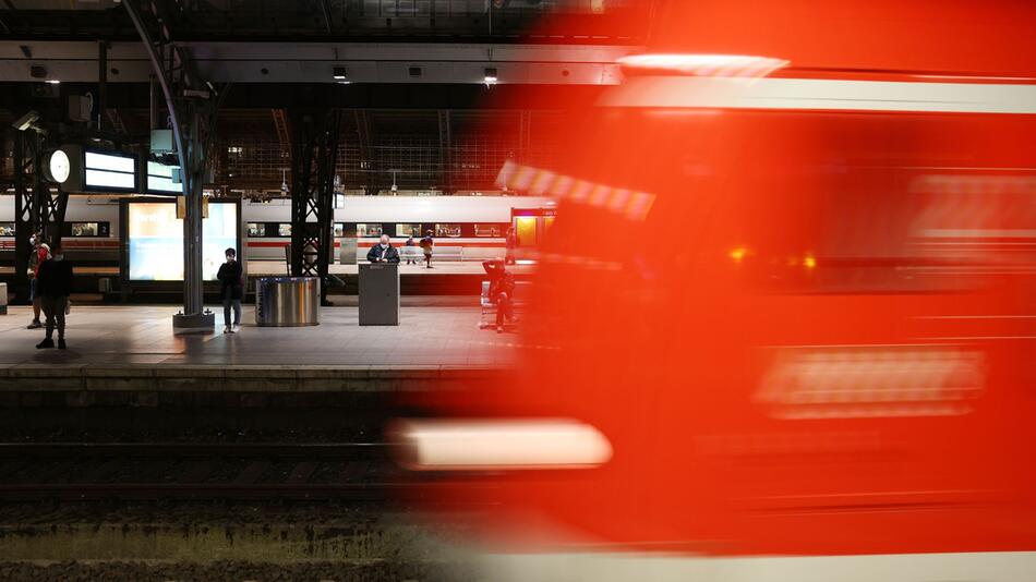 Bahn und GDL laden zu Pressekonferenz ein - Tarifstreit gelöst?