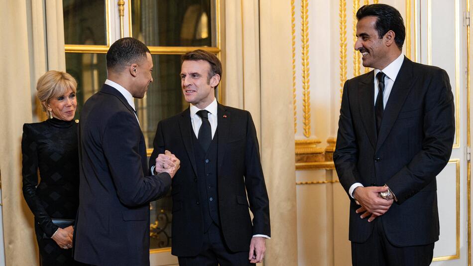 Kylian Mbappe begrüßt Emmanuel Macron, seine Frau und Emir Sheikh Tamim bin Hamad al-Thani
