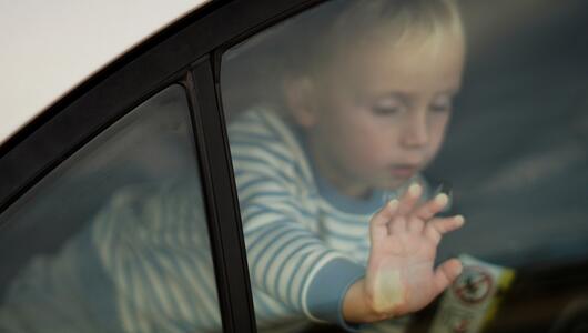 Kind bei Hitze im Auto