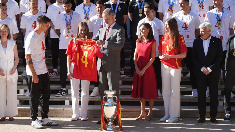 König Felipe VI. (m.) mit Königin Letizia sowie den Töchtern Leonor und Sofía.