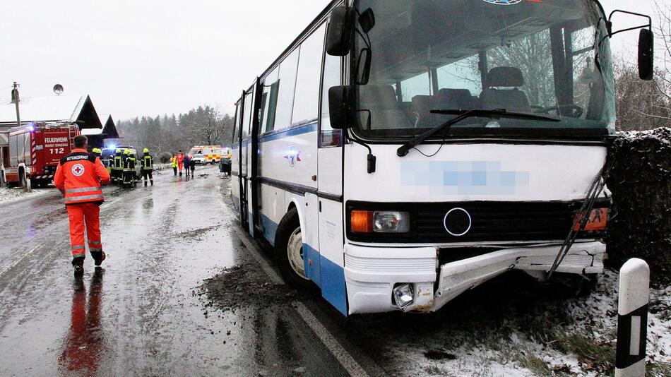 Mehrere Kinder bei Schulbus-Unfall verletzt
