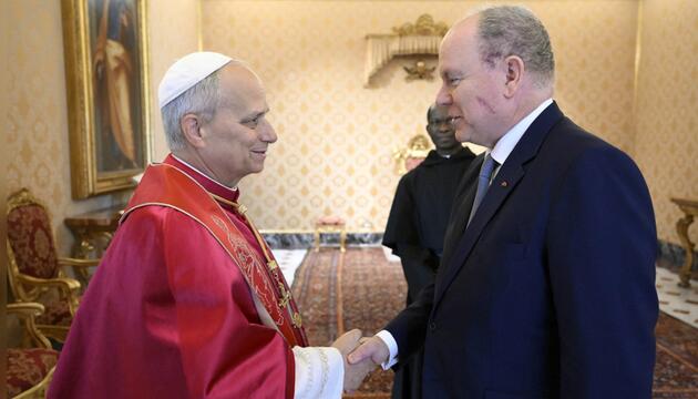 Papst Leo empfing Fürst Albert, der auf der Wange eine sichtbare Narbe trug.