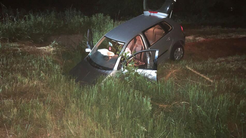 Auto in Wassergraben gelandet