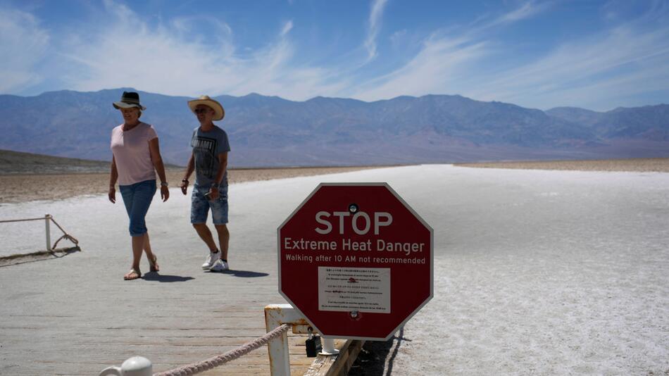 Ein Schild warnt Besucher vor extremer Hitze im Badwater Basin, im Death Valley National Park
