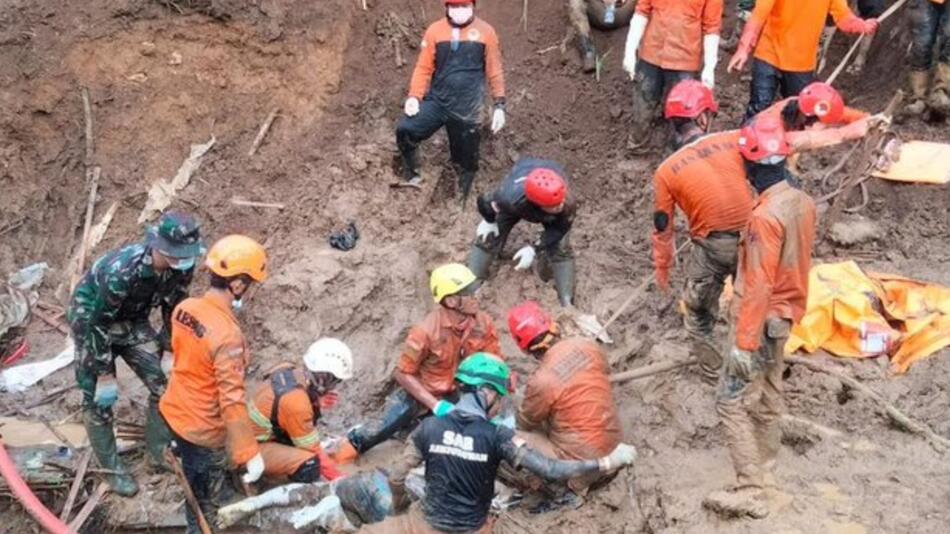 Rettungskräfte nach einem Erdrutsch in einer illegalen Goldmine in Indonesien