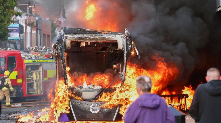 Demonstration nach Messerangriff in Belfast