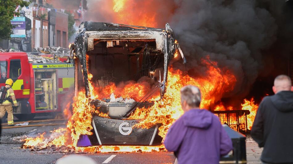 Ausschreitungen nach Messerattacke: Fahrzeuge brennen in Belfast