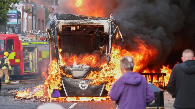 Demonstration nach Messerangriff in Belfast