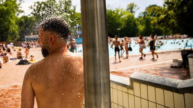 Sommerliche Hitze in Berlin - Prinzenbad