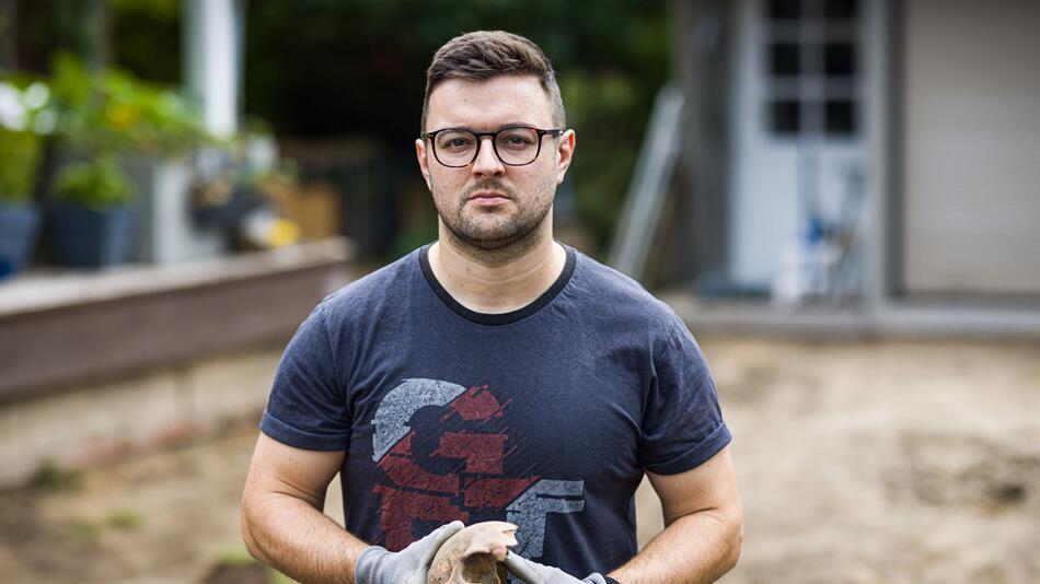 Familie findet kistenweise Knochen im Garten