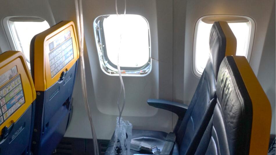 Mann teilweise aus Flugzeug gesogen – Bericht enthält brisante Details