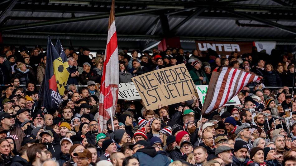 St.-Pauli-Fan mit Schild: "Nie wieder ist jetzt"