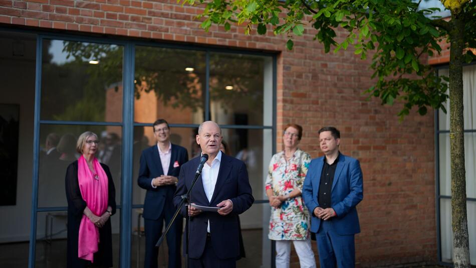 Scholz bei Sommerfest im Mies van der Rohe Haus