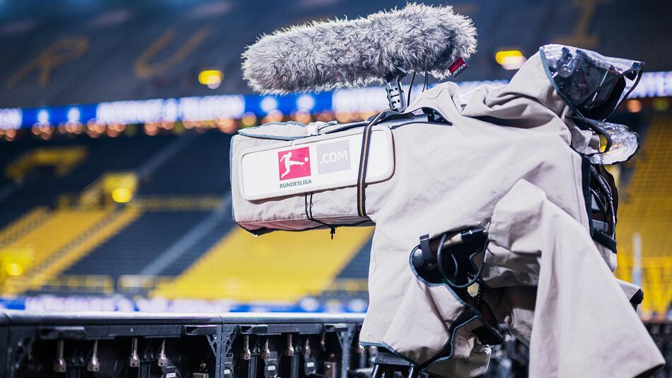 Eine Kamera zur TV-Übertragung ist im Dortmunder Westfalenstadion aufgebaut