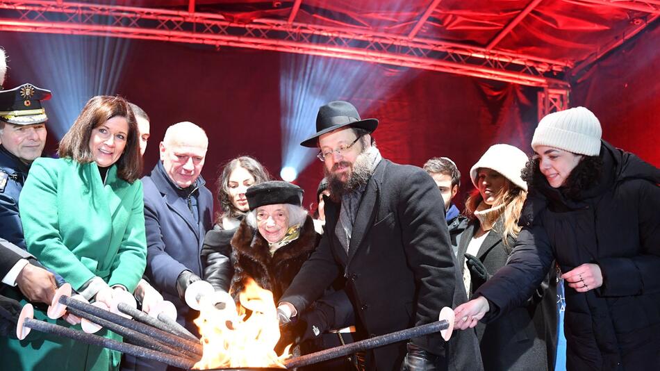 Lichterzünden beim Chanukka-Fest in Berlin