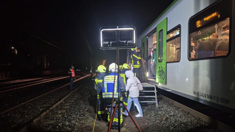 Feuerwehr holt Reisende aus Zug in Nordrhein-Westfalen