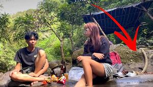 Schrecksekunde am Fluss: Python überrascht Freunde bei Picknick