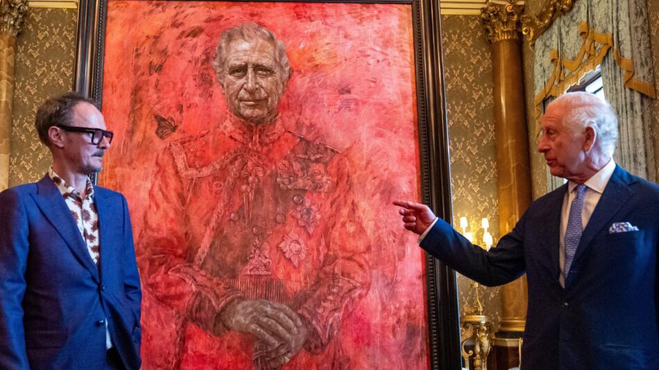 König Charles III. bei der Enthüllung seines Porträts des Künstlers Jonathan Yeo (l.) im Mai.