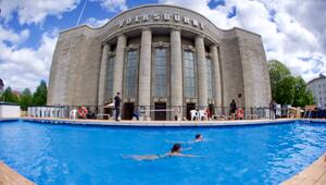 Baden vor der Volksbühne