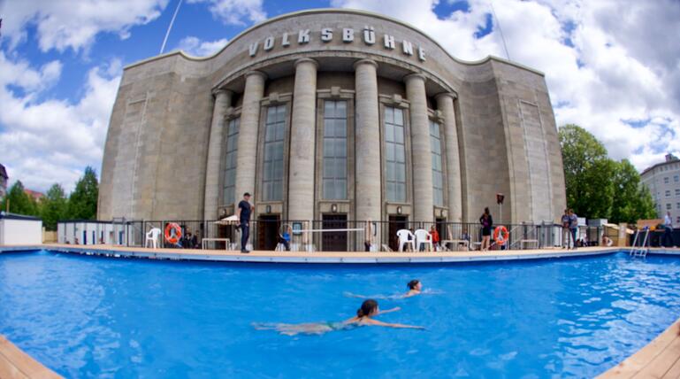 Baden vor der Volksbühne