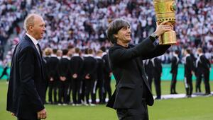Joachim Löw mit dem DFB-Pokal