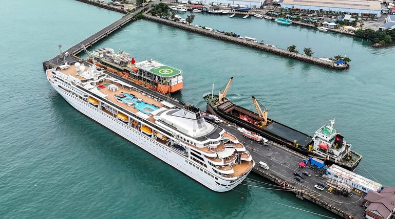 US-Kreuzfahrtschiff in Kambodscha