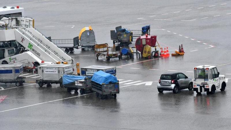 Gepäckwagen auf einem Flughafen