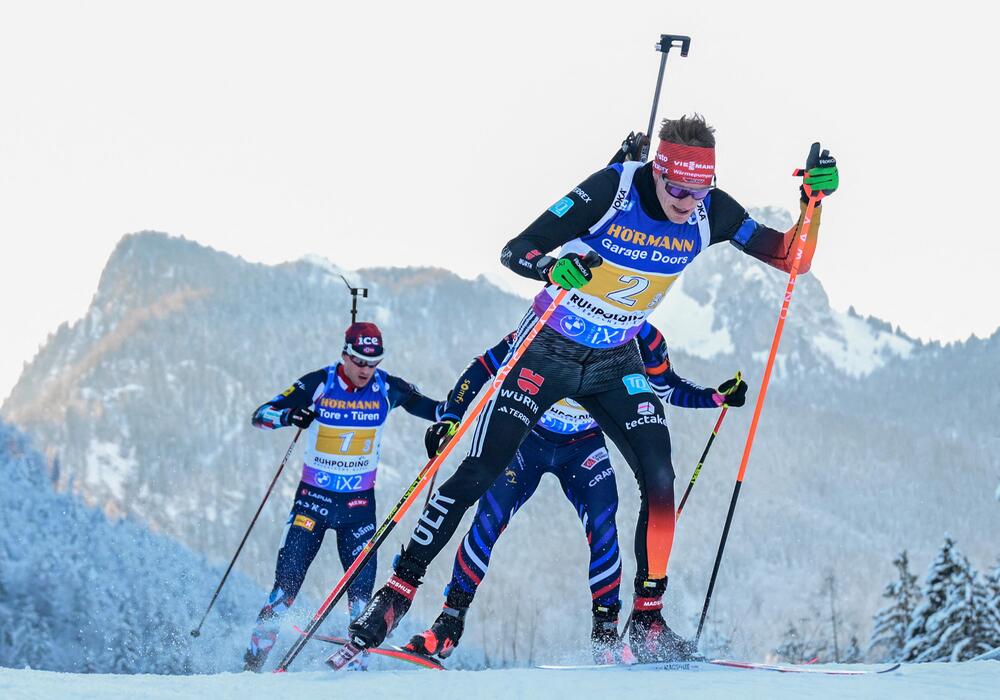 Der deutsche Biathlet Benedikt Doll kämpft sich über die Strecke in Ruhpolding