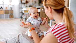 Mutter spielt mit Baby