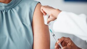 Frau wird in den Oberarm geimpft