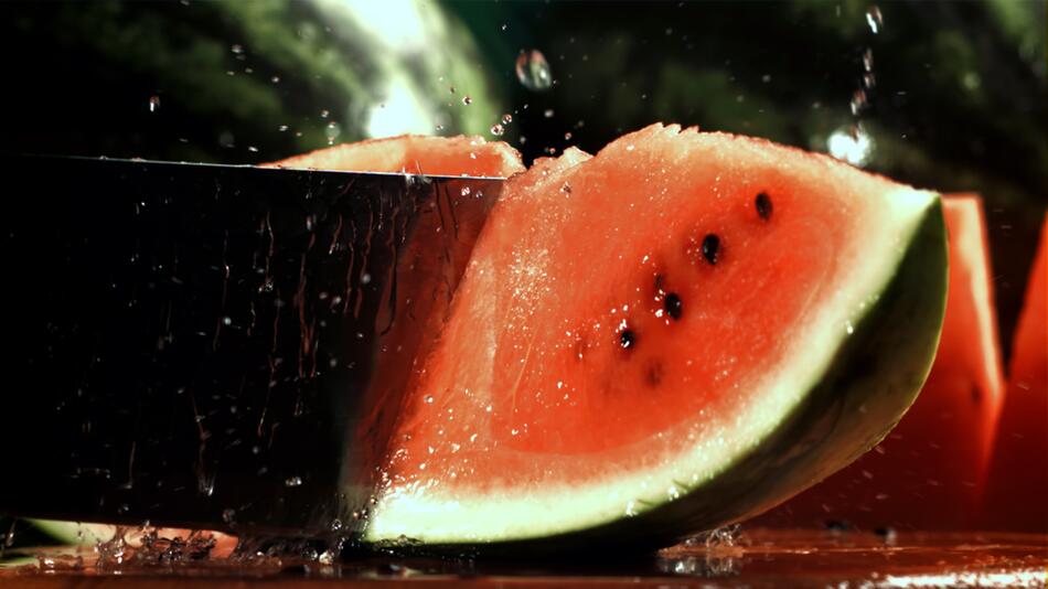 NICHT NEHMEN! Wie Eis am Stiel: Die perfekte Schneide-Technik für Wassermelone