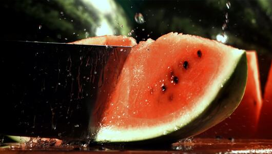 NICHT NEHMEN! Wie Eis am Stiel: Die perfekte Schneide-Technik für Wassermelone