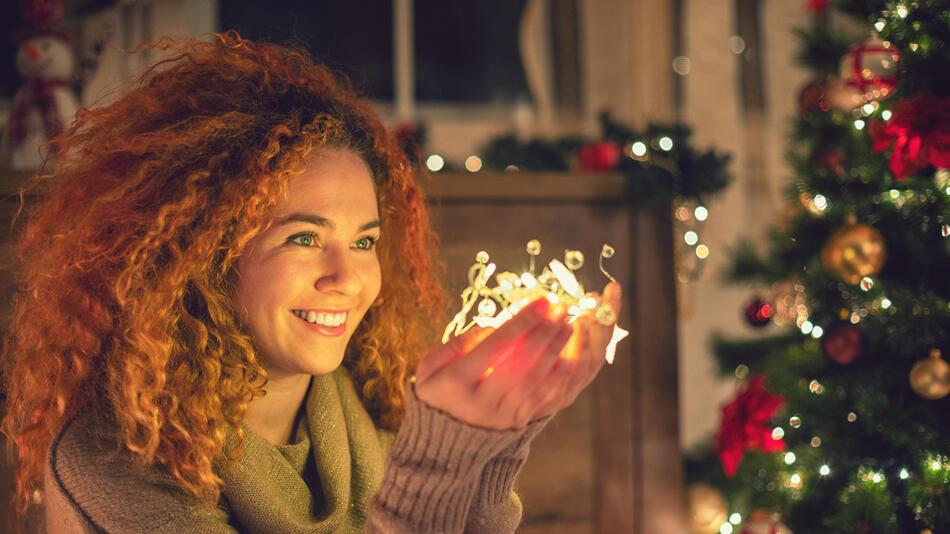 Frau freut sich an Weihnachten