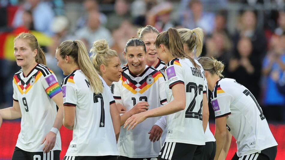 Starke erste Halbzeit: DFB-Frauen voll auf WM-Kurs