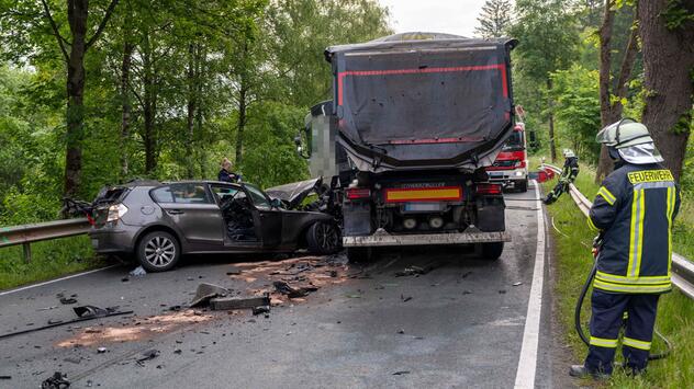Autofahrer stirbt nach Kollision mit Lkw