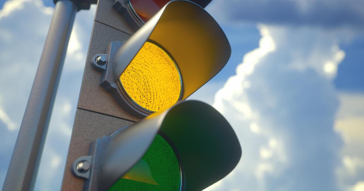 Darf ich bei Gelb noch über die Ampel fahren? GMX