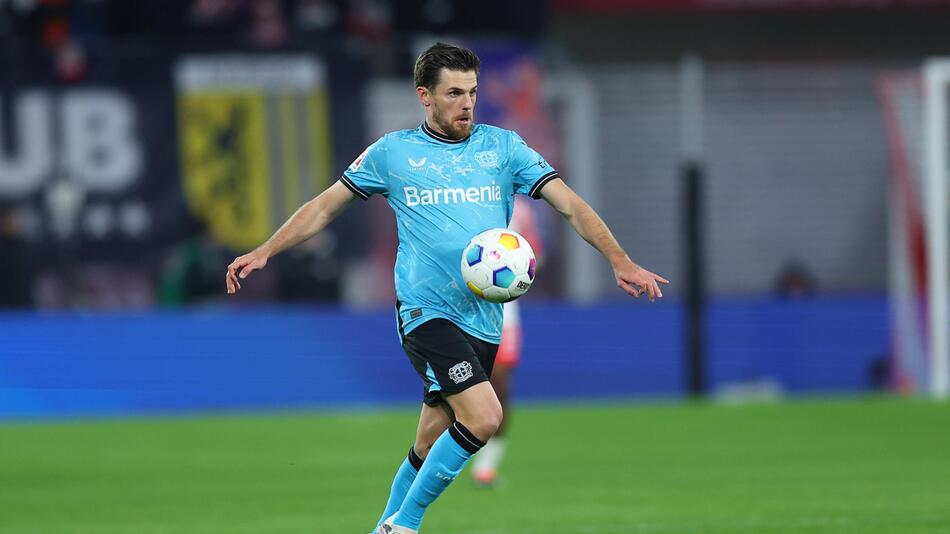 Bayer Leverkusens Jonas Hofmann im Ballbesitz in der Partie bei RB Leipzig