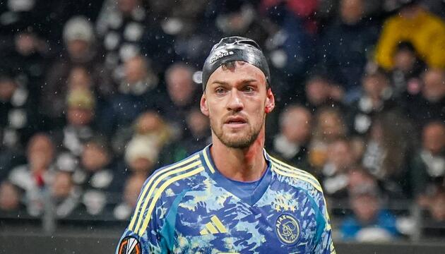 Daniele Rugani spielt mit Badekappe