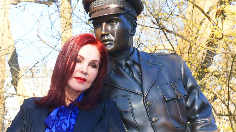 Priscilla Presley besuchte im März die Bronze-Statue von Elvis in Bad Nauheim, wo er als Soldat ...