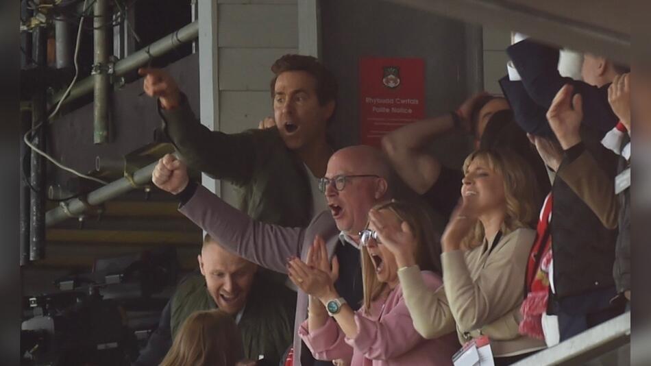 Ryan Reynolds (oben) und Rob McElhenney (verdeckt) jubeln beim Sieg des AFC Wrexham.