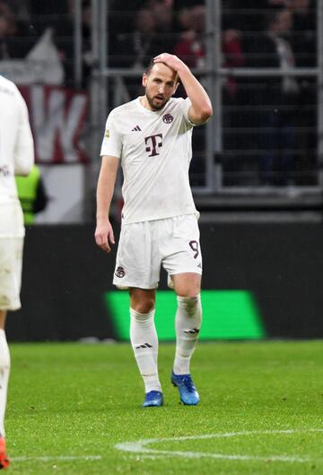 Die Bayern-Spieler Leon Goretzka und Harry Kane fassen die Niederlage bei Eintracht Frankfurt nicht