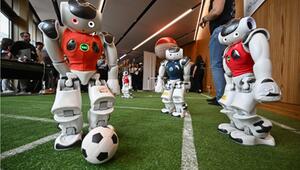 Roboter spielen auf dem Globalen Gipfel "AI for Good" in Genf Fußball