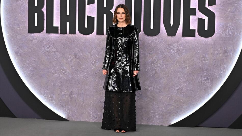 Keira Knightley trug bei der Premiere von "Black Doves" einen Look von Chanel.