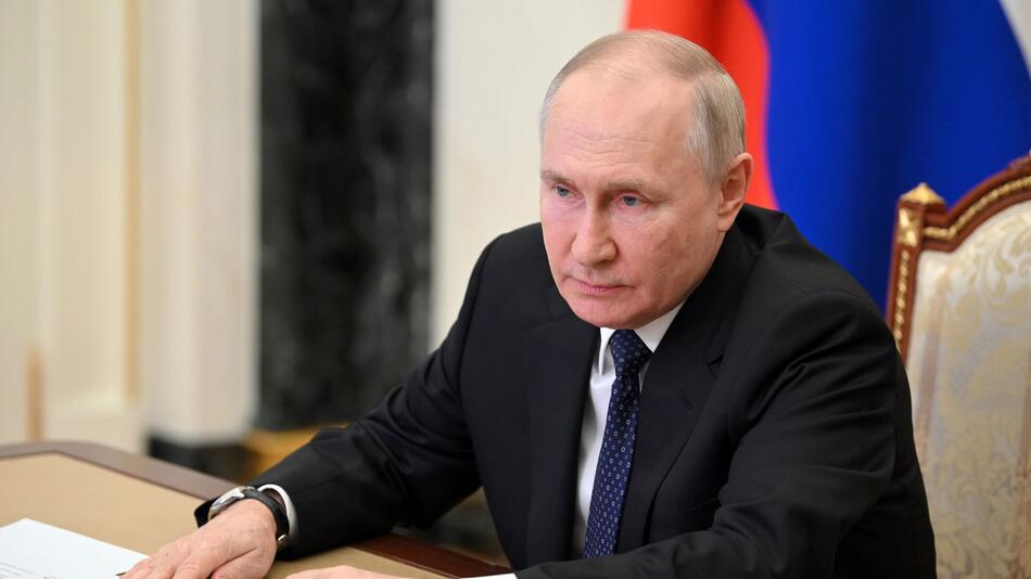 Wladimir Putin nimmt im Kreml an einer Videokonferenz zur Lage im Gebiet der Krim-Brücke teil.