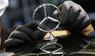 Mitarbeiter bei der Montage eines Mercedes-Sterns
