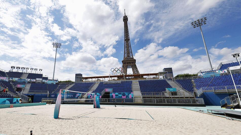 Prominente Lage: Das Beachvolleyballfeld direkt am Eiffelturm